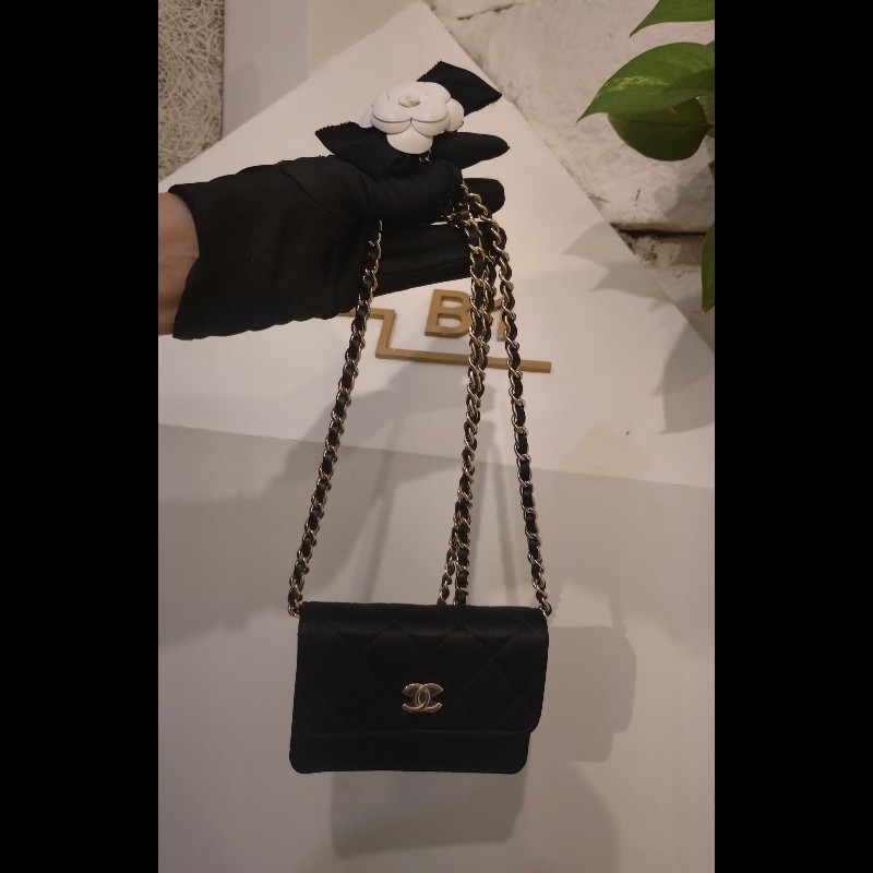 Chanel 白山茶花金鍊黑緞布斜背小卡片包-6