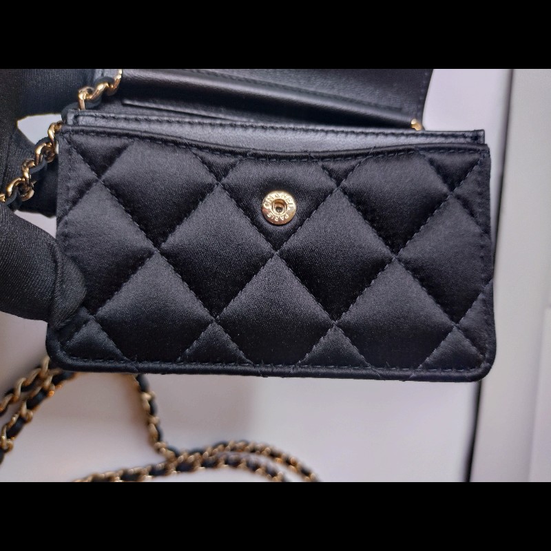Chanel 白山茶花金鍊黑緞布斜背小卡片包-18