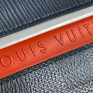 *奢華大道國際精品*【L3322】LV黑色EPI牛皮拚黑棋盤 Multiple 對開短夾 M69539-8