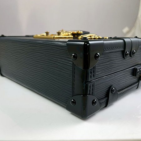 *奢華大道國際精品*【L3335】LV黑色EPI Petite Malle硬箱型斜背包 M59179-5