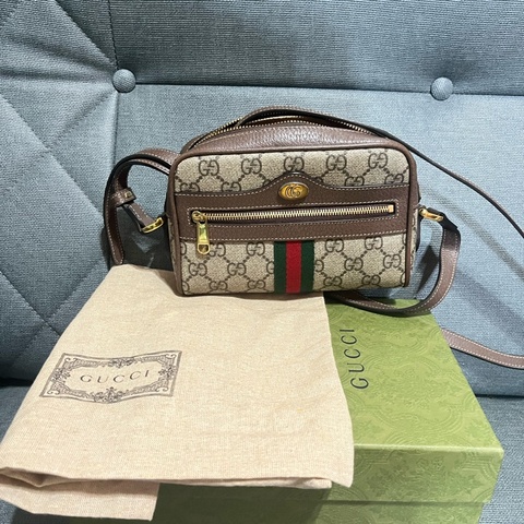 Gucci 的經典 Ophidia GG Supreme 迷你相機包（烏木色）
