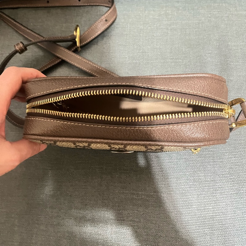 Gucci 的經典 Ophidia GG Supreme 迷你相機包(烏木色)-20