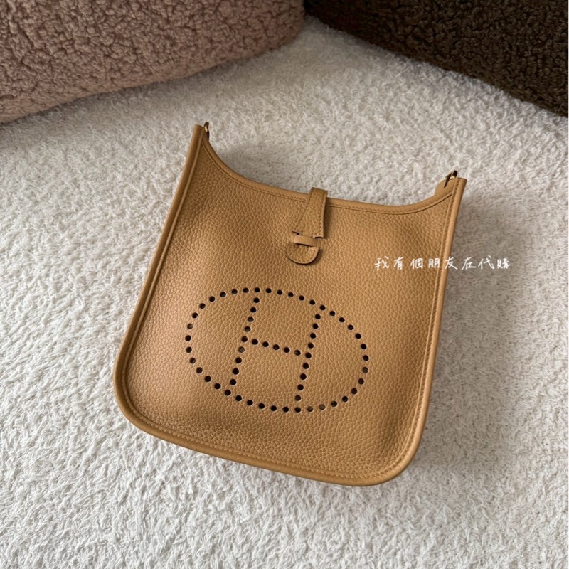 《我有個朋友在代購》愛馬仕Evelyne 23餅乾色金釦-0