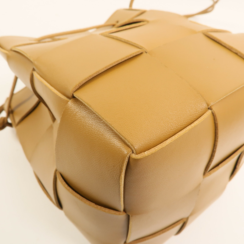 BOTTEGA VENETA 牛皮皮革Cassette Bucket肩背袋-11
