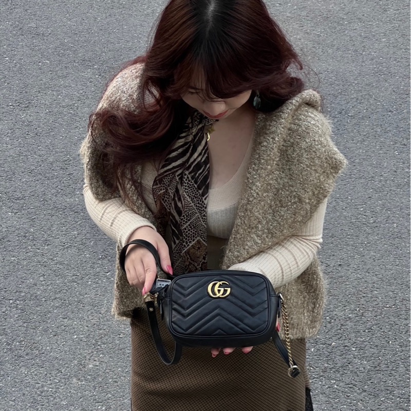 莉亞精品♡Gucci 黑金相機包 18cm 二手美包-1