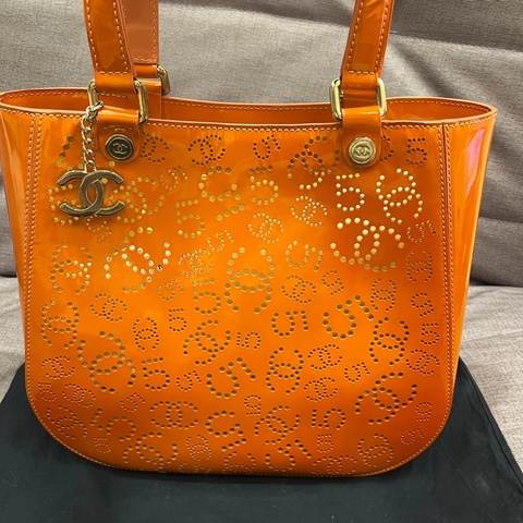 Chanel 附飾穿孔手提包