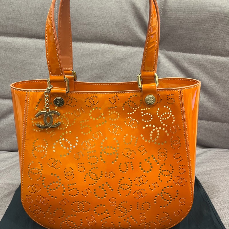 Chanel 附飾穿孔手提包-1