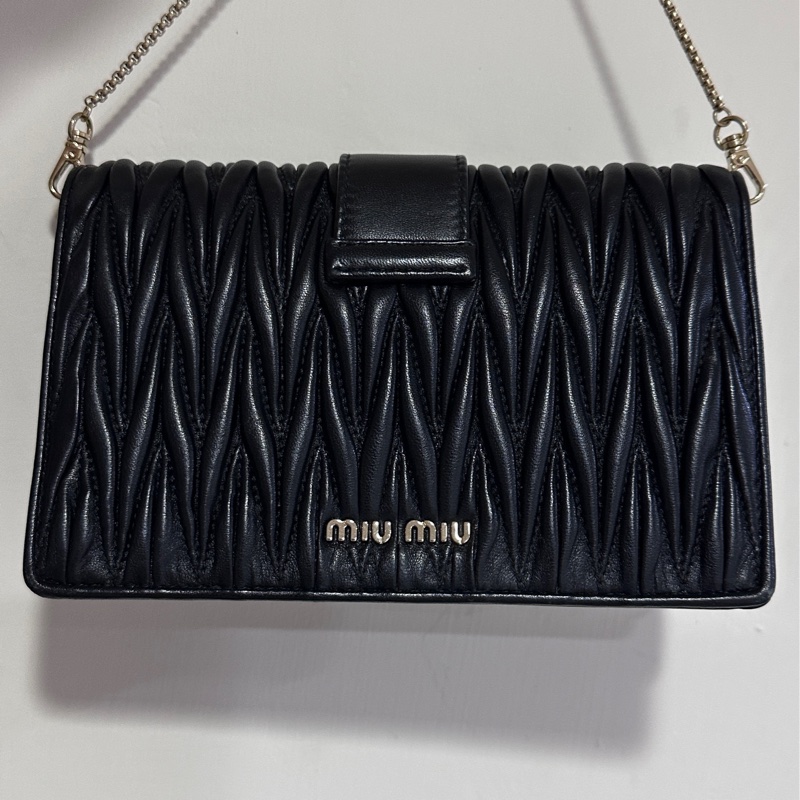 MIUMIU 黑金水鑽太陽花羊皮皺摺woc鍊條包-6