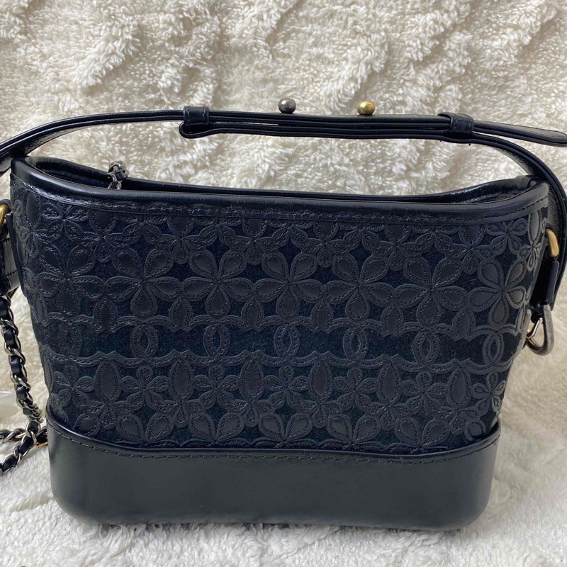 Chanel/香奈兒 28開 限量款流浪包!包身鏤空雙c山茶花皮面缺手柄 尺寸:20*15㎝-1