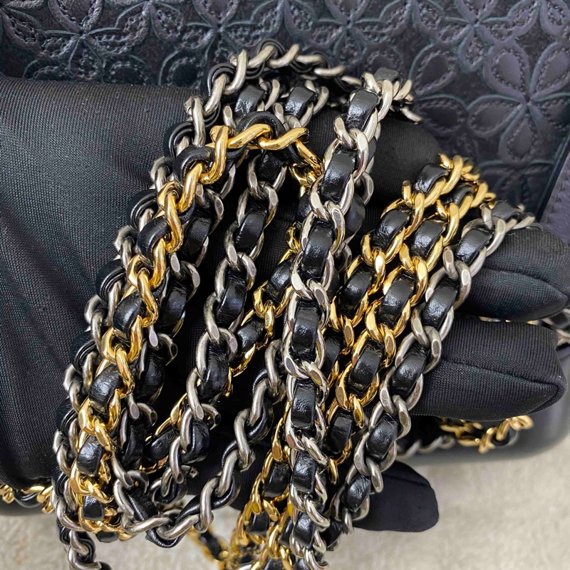 Chanel/香奈兒 28開 限量款流浪包!包身鏤空雙c山茶花皮面缺手柄 尺寸:20*15㎝-6