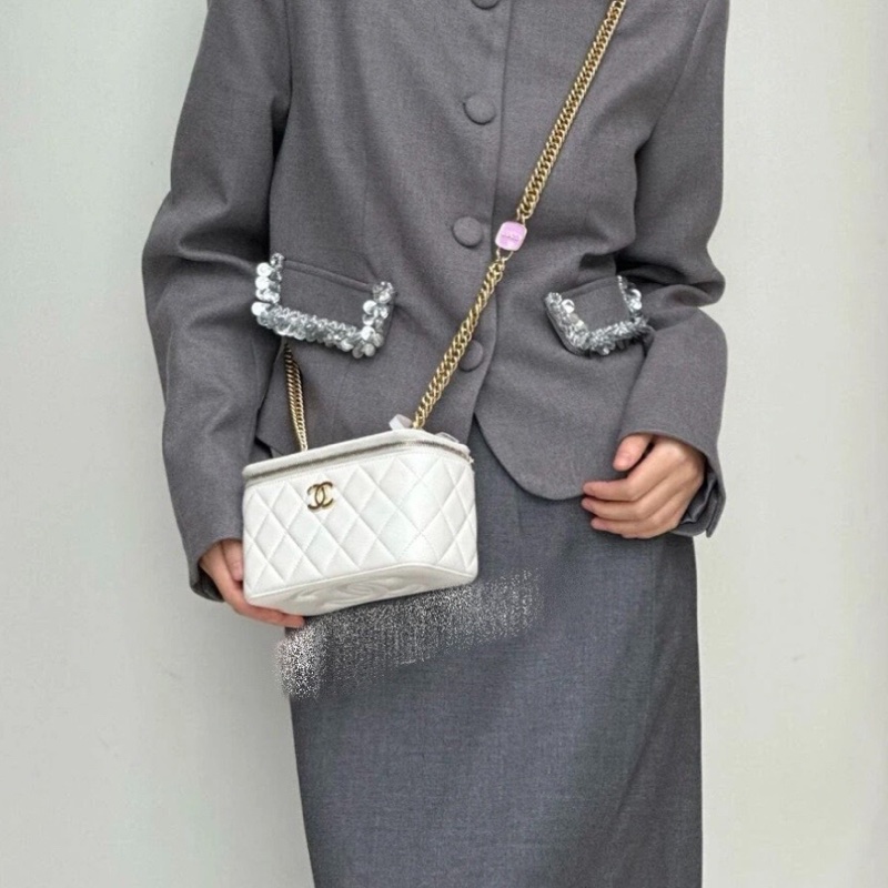 【低價撿漏❗️經典百搭顏色✨全網最低價】CHANEL 23C 白色羊皮+彩色琺瑯 鏈條化妝盒 芯片款 絕版季節款-0