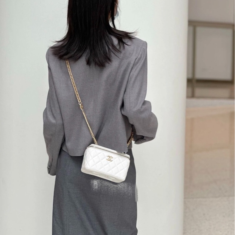 【低價撿漏❗️經典百搭顏色✨全網最低價】CHANEL 23C 白色羊皮+彩色琺瑯 鏈條化妝盒 芯片款 絕版季節款-1