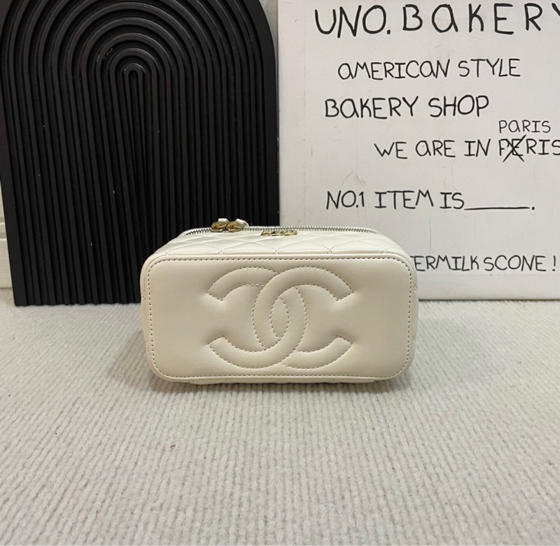 【低價撿漏❗️經典百搭顏色✨全網最低價】CHANEL 23C 白色羊皮+彩色琺瑯 鏈條化妝盒 芯片款 絕版季節款-4