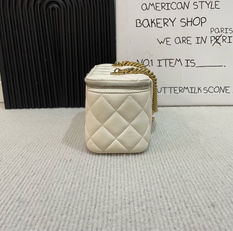 【低價撿漏❗️經典百搭顏色✨全網最低價】CHANEL 23C 白色羊皮+彩色琺瑯 鏈條化妝盒 芯片款 絕版季節款-6