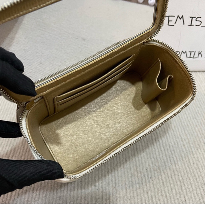 【低價撿漏❗️經典百搭顏色✨全網最低價】CHANEL 23C 白色羊皮+彩色琺瑯 鏈條化妝盒 芯片款 絕版季節款-8