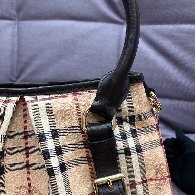 BURBERRY戰馬格紋肩背包-1