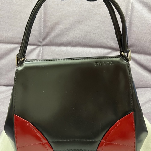 Prada 黑色與紅色拼接的皮革手提包