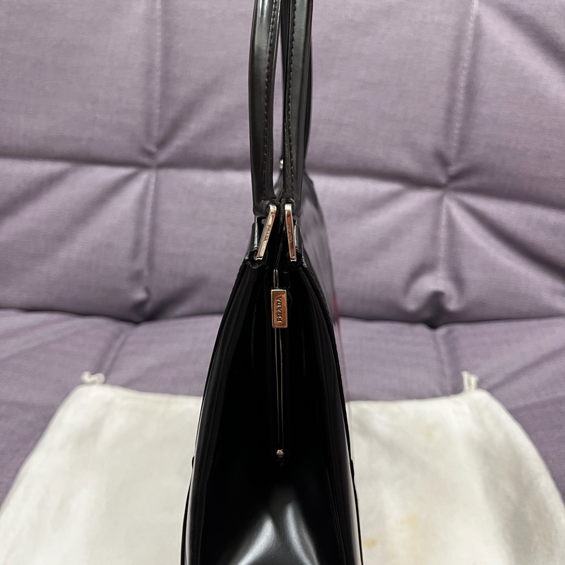 Prada 黑色與紅色拼接的皮革手提包-1