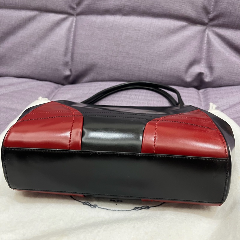 Prada 黑色與紅色拼接的皮革手提包-4