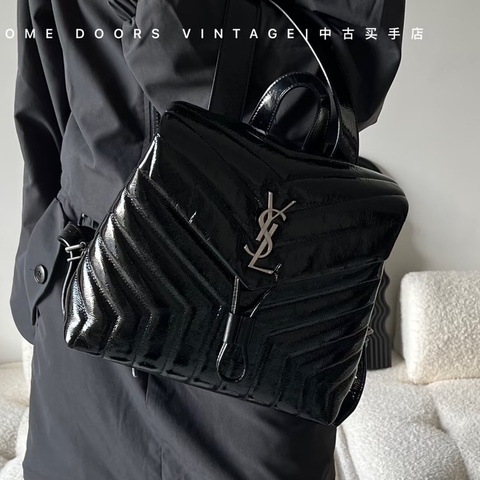 酷颯隨性感😎超低價❤️‍🔥Ysl聖羅蘭黑銀油蠟皮V紋雲朵雙肩包後背包