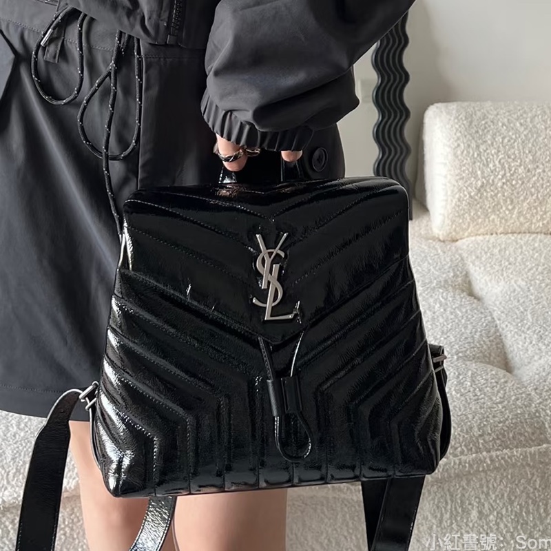 酷颯隨性感😎超低價❤️‍🔥Ysl聖羅蘭黑銀油蠟皮V紋雲朵雙肩包後背包-1