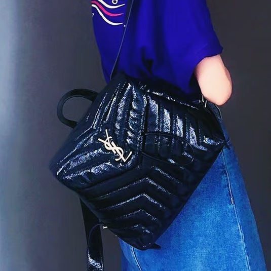 酷颯隨性感😎超低價❤️‍🔥Ysl聖羅蘭黑銀油蠟皮V紋雲朵雙肩包後背包-2