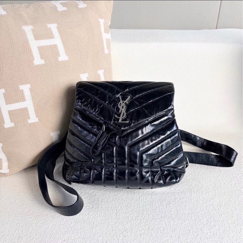 酷颯隨性感😎超低價❤️‍🔥Ysl聖羅蘭黑銀油蠟皮V紋雲朵雙肩包後背包-3