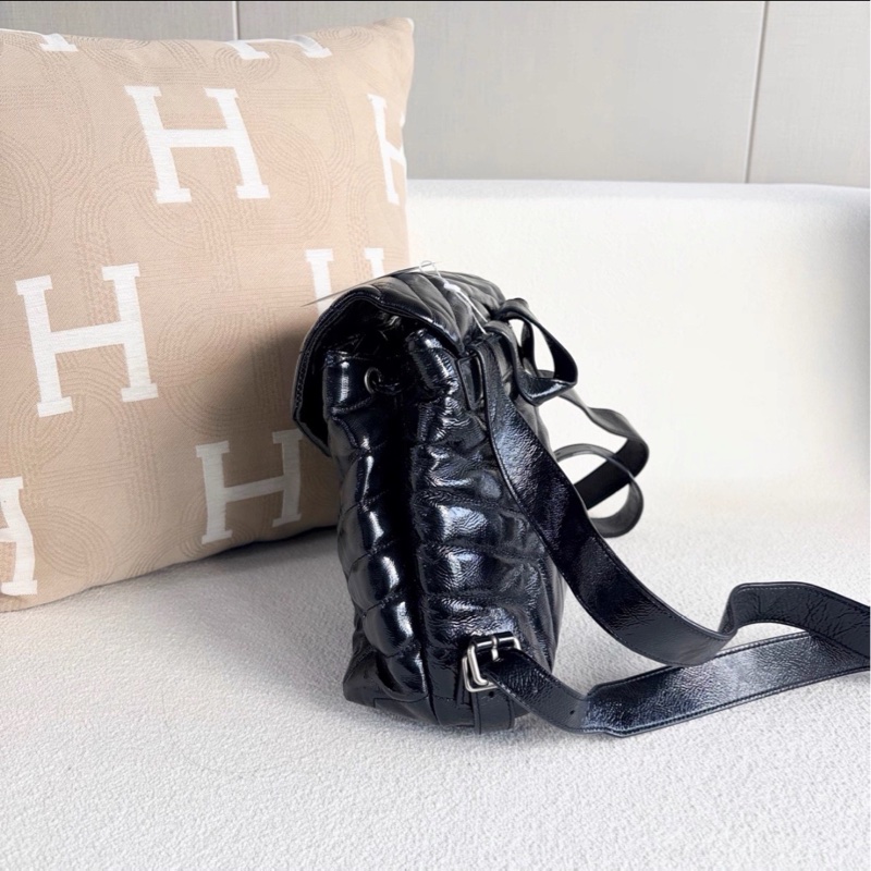 酷颯隨性感😎超低價❤️‍🔥Ysl聖羅蘭黑銀油蠟皮V紋雲朵雙肩包後背包-5