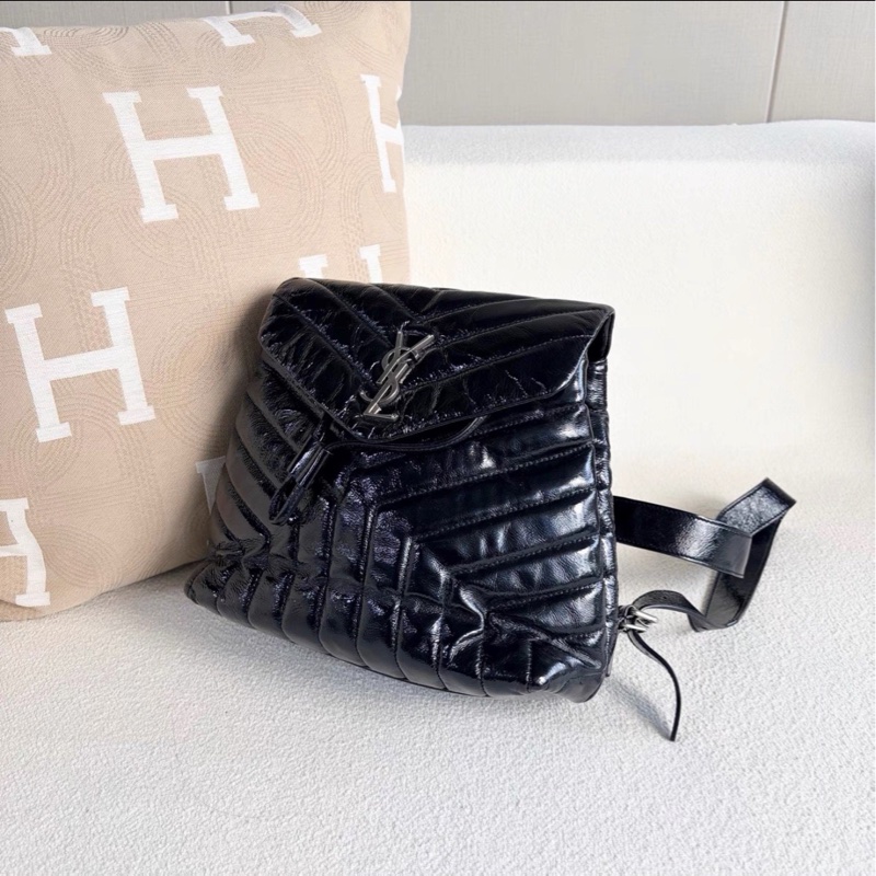 酷颯隨性感😎超低價❤️‍🔥Ysl聖羅蘭黑銀油蠟皮V紋雲朵雙肩包後背包-6