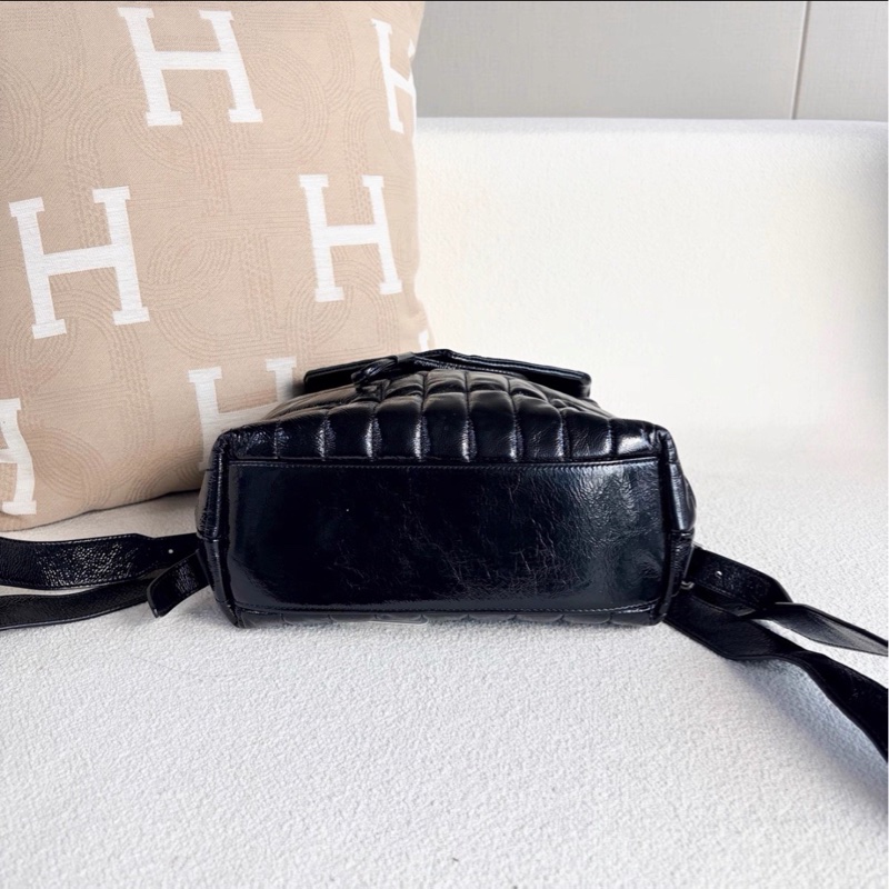 酷颯隨性感😎超低價❤️‍🔥Ysl聖羅蘭黑銀油蠟皮V紋雲朵雙肩包後背包-7