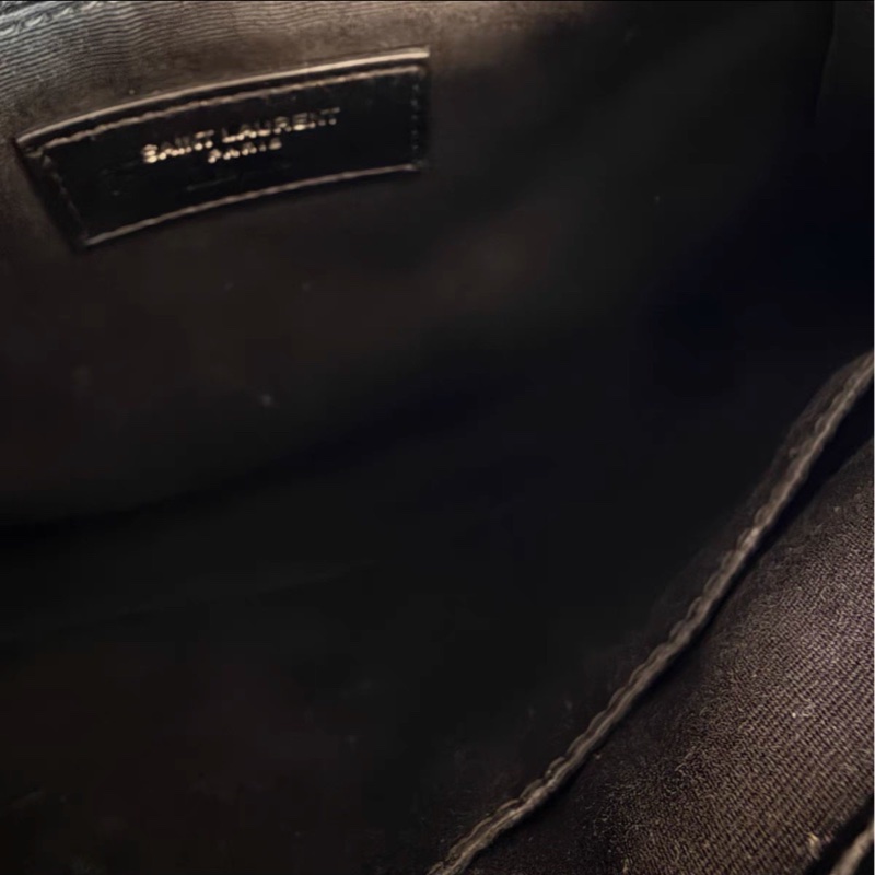 酷颯隨性感😎超低價❤️‍🔥Ysl聖羅蘭黑銀油蠟皮V紋雲朵雙肩包後背包-9