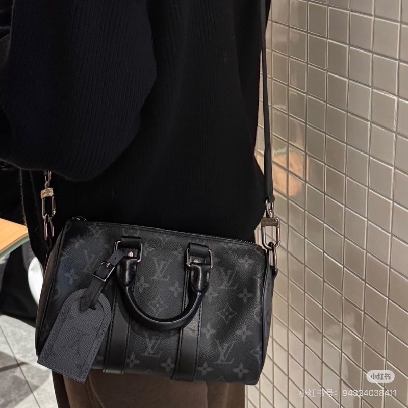 Lv黑武士Keepall25 芯片款 銀扣 25*14*10 99新肩帶塵袋-1