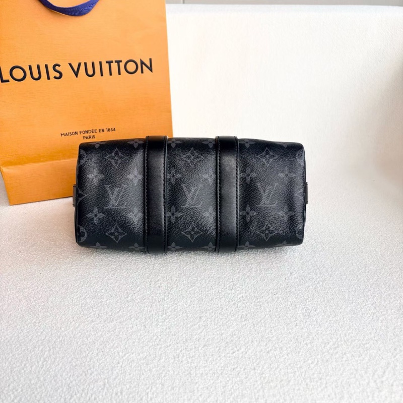 Lv黑武士Keepall25 芯片款 銀扣 25*14*10 99新肩帶塵袋-5