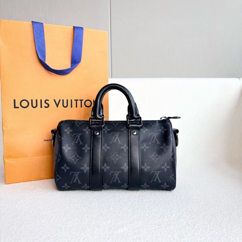 Lv黑武士Keepall25 芯片款 銀扣 25*14*10 99新肩帶塵袋-7