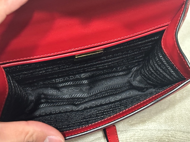 Prada Saffiano 紅色皮革斜背包-7