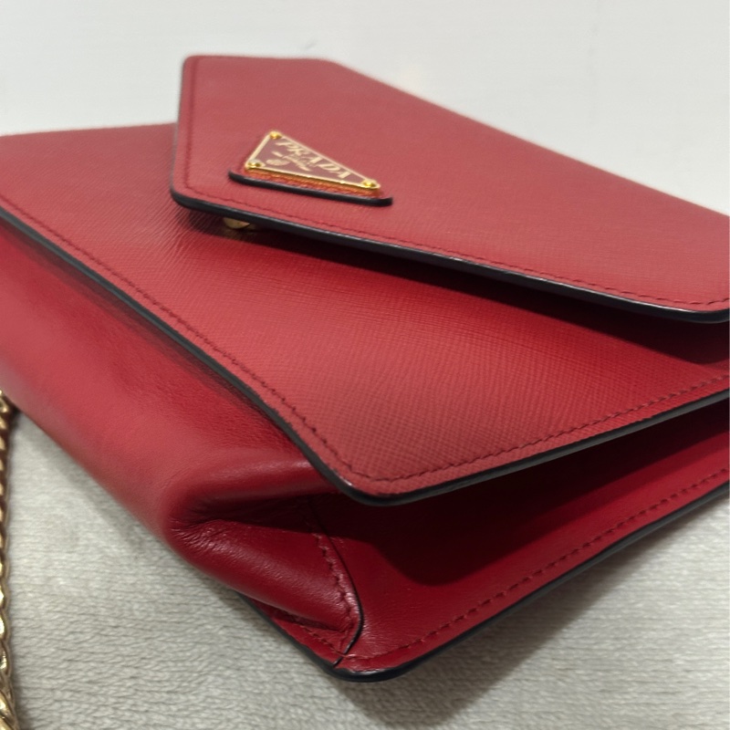 Prada Saffiano 紅色皮革斜背包-11