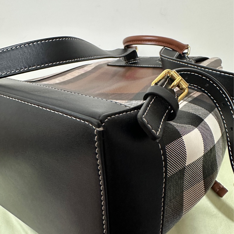 Burberry 經典格紋帆布拼皮革翻蓋束口後背包-11