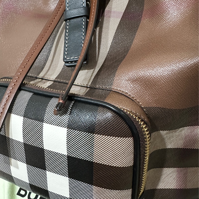 Burberry 經典格紋帆布拼皮革翻蓋束口後背包-15
