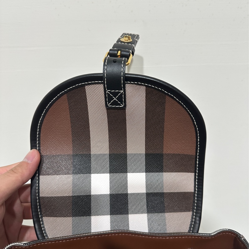 Burberry 經典格紋帆布拼皮革翻蓋束口後背包-17