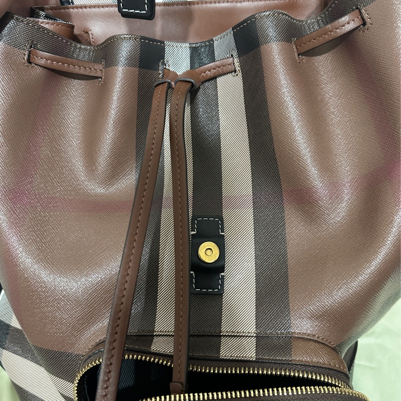 Burberry 經典格紋帆布拼皮革翻蓋束口後背包-18