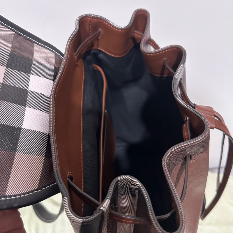 Burberry 經典格紋帆布拼皮革翻蓋束口後背包-21