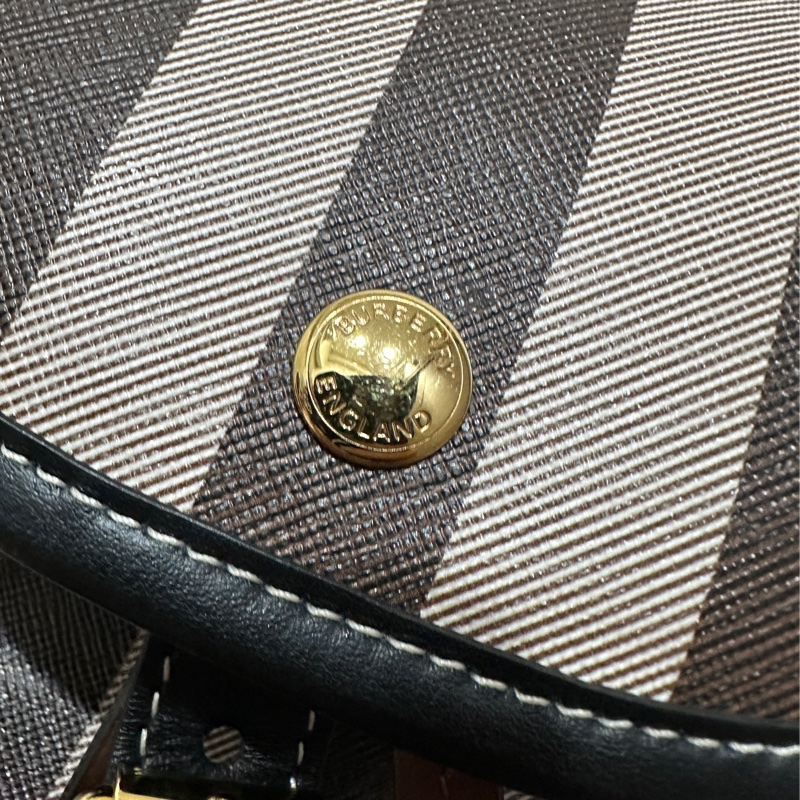 Burberry 經典格紋帆布拼皮革翻蓋束口後背包-4
