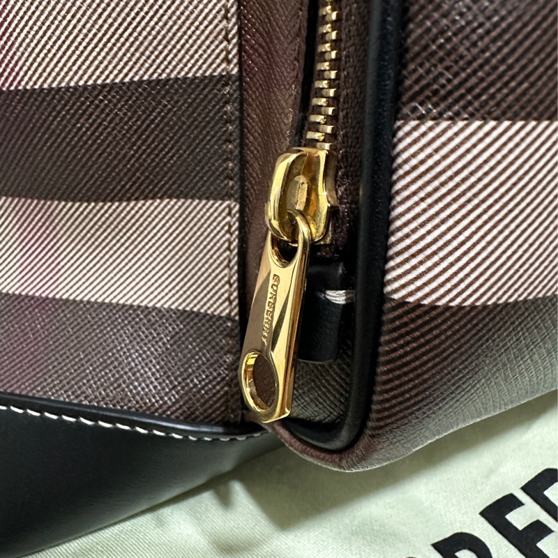 Burberry 經典格紋帆布拼皮革翻蓋束口後背包-5