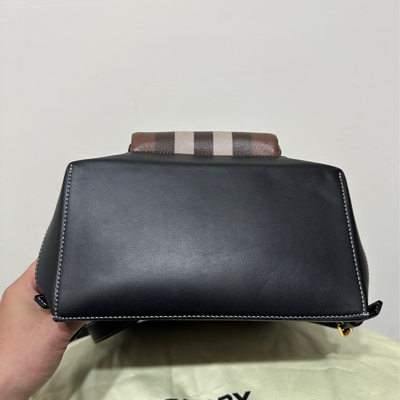 Burberry 經典格紋帆布拼皮革翻蓋束口後背包-8