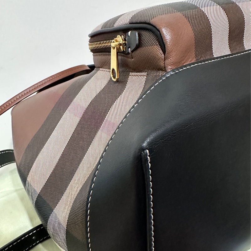 Burberry 經典格紋帆布拼皮革翻蓋束口後背包-9