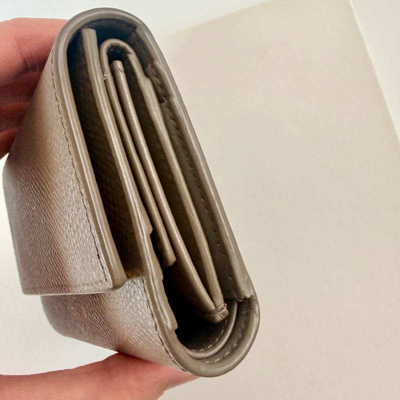 ✔️ Celine 粒面牛皮三折短夾(鵝卵石色)-13