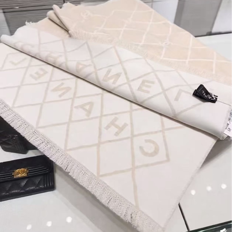 附盒子❤️Chanel 26p 爆款經典菱格圍巾🧣 全新全配 奶油白-10