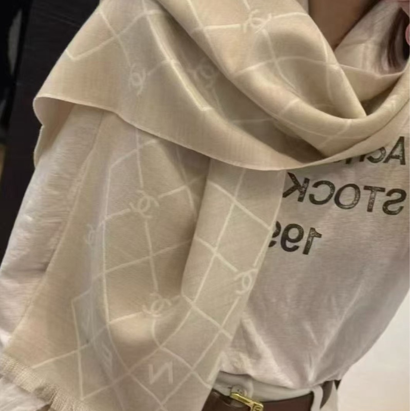 附盒子❤️Chanel 26p 爆款經典菱格圍巾🧣 全新全配 奶油白-12