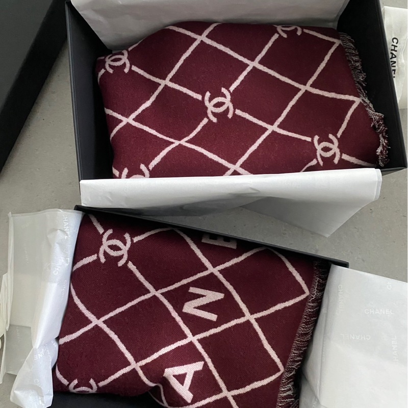 附盒子❤️Chanel 26p 爆款經典菱格圍巾🧣 全新全配 酒紅色-15