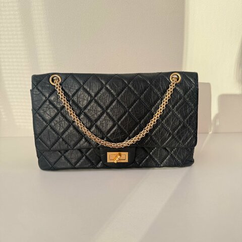 香奈兒 / Chanel 2.55 肩背包 大號 黑金牛皮 尺寸: 20×31.5×10 cm 年份：2010 年 13 開